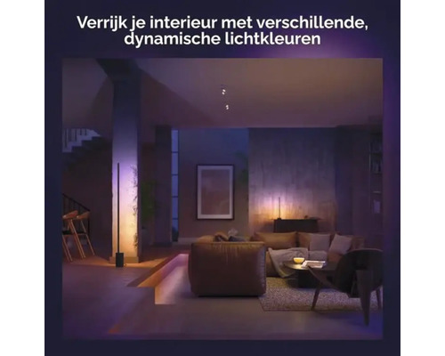 Wohnzimmer mit Sofa und LED-Stehlampe mit dynamischen Lichtfarben