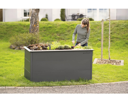 Femme jardine dans un potager surélevé Westmann dans le jardin.