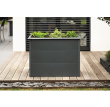 Quadratischer Pflanzkasten mit Bepflanzung auf einer Terrasse