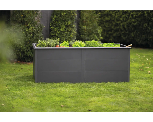 Hochbeet aus Metall mit Bepflanzung im Garten