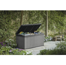 Geöffneter Gartentruhe im Garten mit Gartengeräten