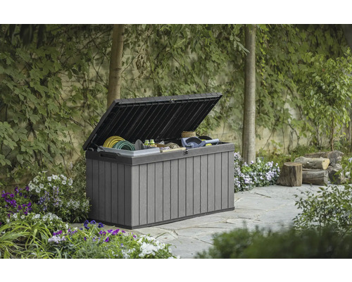 Geöffneter Gartentruhe im Garten mit Gartengeräten