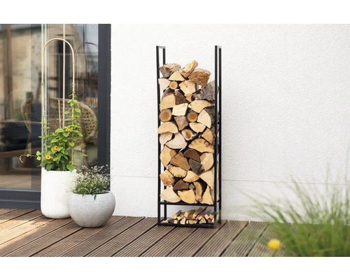 Aide d'empilage pour bois de cheminée WESTMANN Porthos 40 x 20 x 120 cm noir Étagère à bois en métal, remplie de bois, sur une terrasse