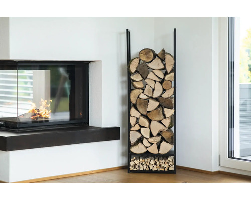 Cheminée avec une cheminée allumée et un support à bois rempli de bûches