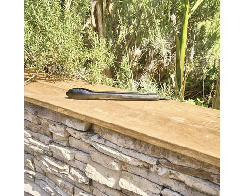 Pince à barbecue en acier inoxydable sur mur