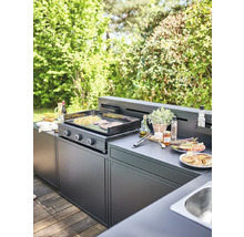 Cuisine de grill dans le jardin avec plaque de grill, grillades et divers ingrédients sur le plan de travail