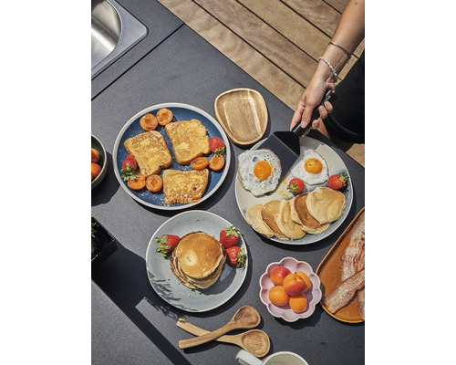 Scène avec des assiettes de petit-déjeuner sur une table de jardin