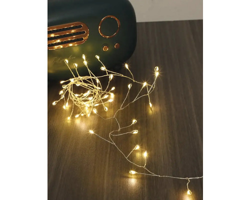 Guirlande lumineuse décorative avec LED blanc chaud à côté d''un haut-parleur