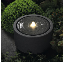 Fontaine ronde avec eau et éclairage pour le jardin
