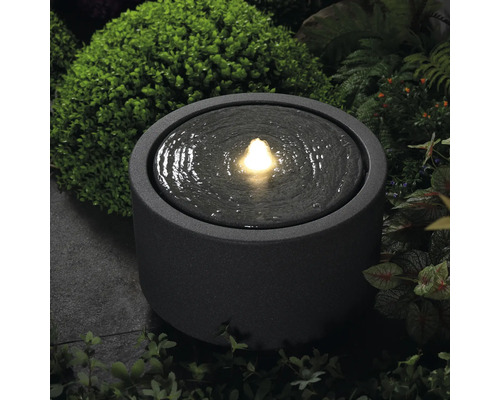 Fontaine ronde avec eau et éclairage pour le jardin