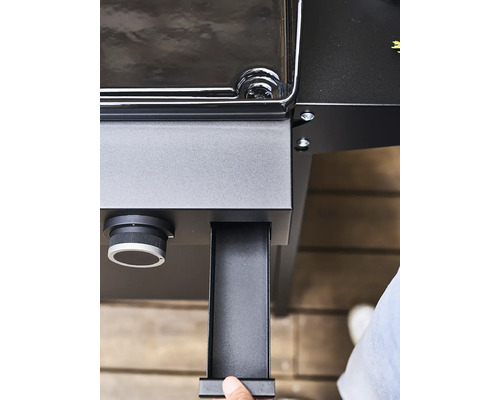 Gros plan d''un gril noir avec bouton rotatif et pied.