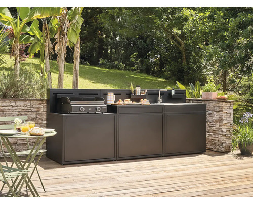 Cuisine extérieure avec barbecue, évier et plan de travail dans le jardin