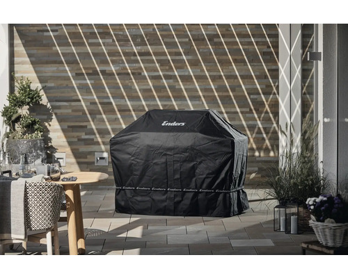 Barbecue recouvert avec le logo Enders sur une terrasse