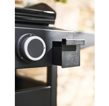 Gros plan d''un gril à gaz avec bouton rotatif et tablette latérale