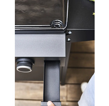 Vue détaillée d''un barbecue mettant l''accent sur la commande et le pied.