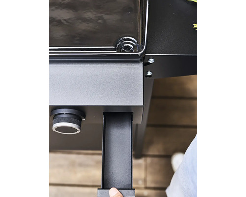 Vue détaillée d''un barbecue mettant l''accent sur la commande et le pied.