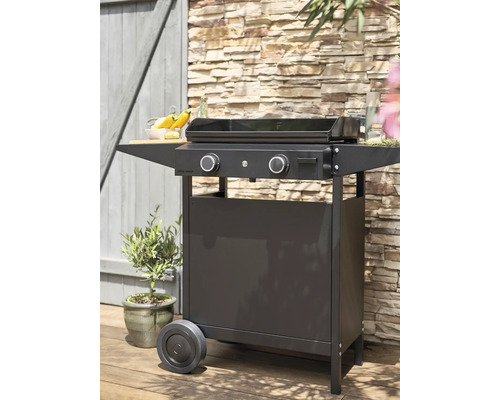 Forge Adour Plancha Grill mit zwei Reglern und Wagen im Aussenbereich
