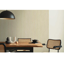 Salle à manger avec papier peint à rayures, table en bois et chaises en cannage