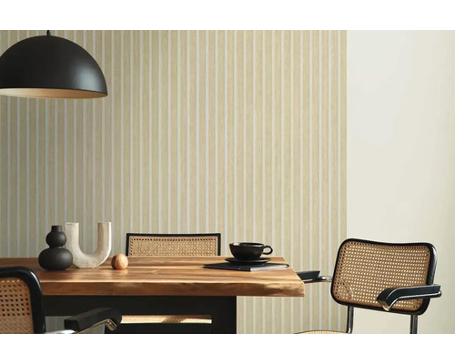 Salle à manger avec papier peint à rayures, table en bois et chaises en cannage