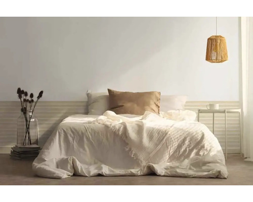 Chambre lumineuse avec lit double, table de chevet et suspension