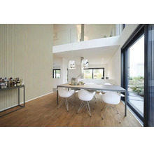 Espace de vie lumineux avec table à manger, chaises et grande fenêtre