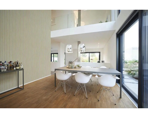 Espace de vie lumineux avec table à manger, chaises et grande fenêtre