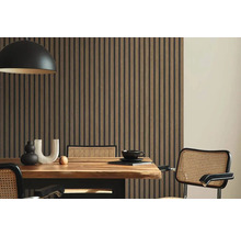 Salle à manger avec panneaux muraux, table à manger et chaises