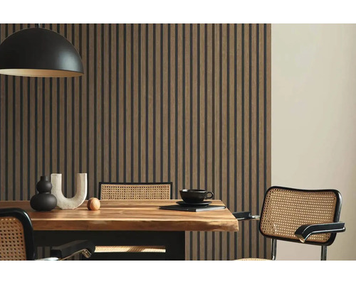 Salle à manger avec panneaux muraux, table à manger et chaises