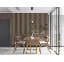 Salle à manger avec table et chaises en bois dans une pièce lumineuse.
