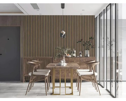 Salle à manger avec table et chaises en bois dans une pièce lumineuse.