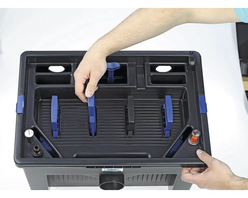 Filtre de bassin avec masses filtrantes et écran en utilisation.