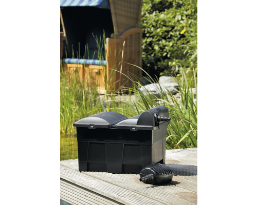 Système de filtration de bassin avec pompe sur ponton en bois dans le jardin