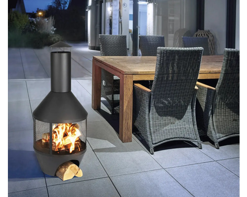 Terrasse mit Feuerstelle, Tisch und Stühlen für eine gemütliche Atmosphäre