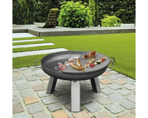 Feuerstelle mit Grillgut im Garten