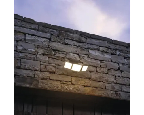 LED-Aussenwandleuchte an Steinmauer
