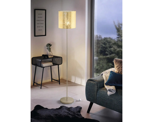 Stehleuchte mit einem Lampenschirm und einem Metallfuß in einem Wohnzimmer