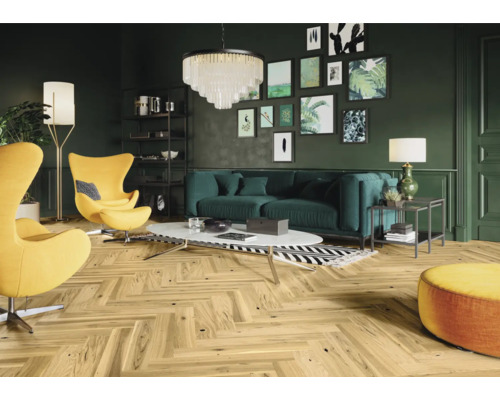 Wohnzimmer mit Sofa, Sesseln und Parkettboden im Fischgrätmuster