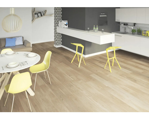 Helles Wohnzimmer mit Holzboden, Esstisch, Stühlen und Küchenzeile