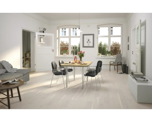 Helles Wohnzimmer mit Esstisch, Stühlen und Sofa