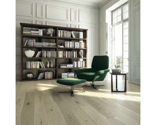 Wohnzimmer mit Bücherregal, Sessel und Fusshocker