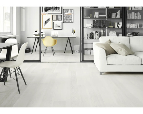 Helles Wohnzimmer mit Schreibtisch, Regalen und Sofa auf Holzboden