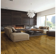 Modernes Wohnzimmer mit Kamin, Sofa und Holzboden
