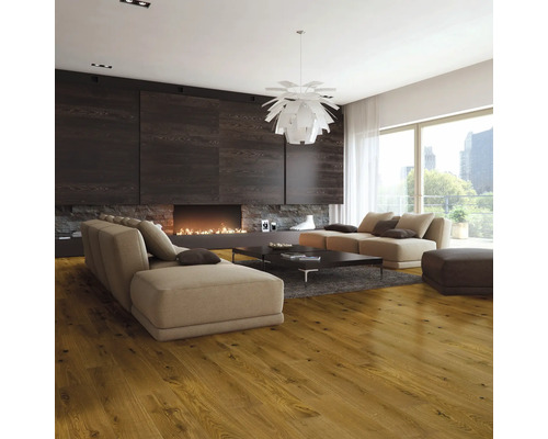 Modernes Wohnzimmer mit Kamin, Sofa und Holzboden
