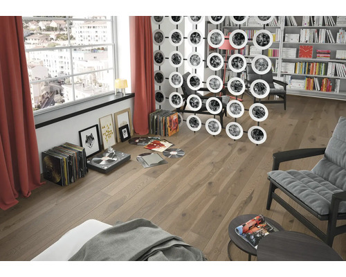 Salon avec parquet en bois, collection de disques vinyles, platine, paravent et bibliothèque