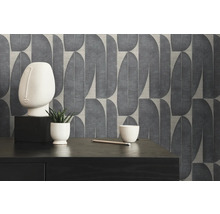 Dekoratives Interieur mit gemusterter Tapete, Skulptur, Pflanze und Tisch