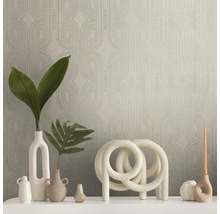 Dekoratives Zimmer mit gemusterter Tapete und Vasen