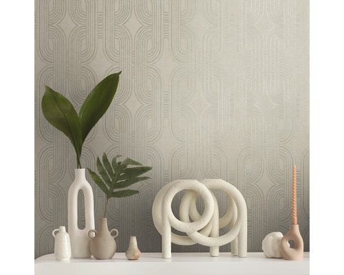 Dekoratives Zimmer mit gemusterter Tapete und Vasen