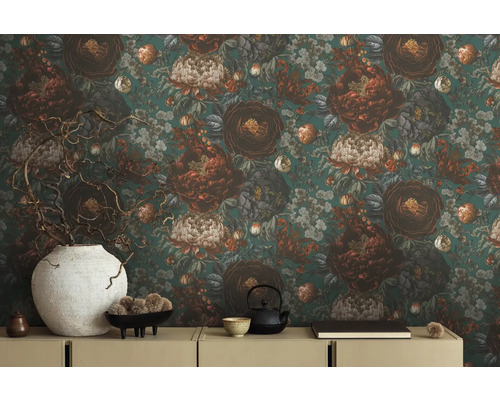 Salon décoratif avec papier peint à fleurs et table d''appoint