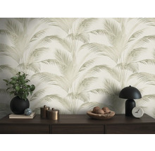 Intérieur avec un papier peint à motif de palmier, un buffet et des éléments décoratifs