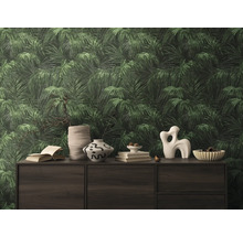 Gros plan d''un mur avec un papier peint à motif de feuilles créant une ambiance tropicale